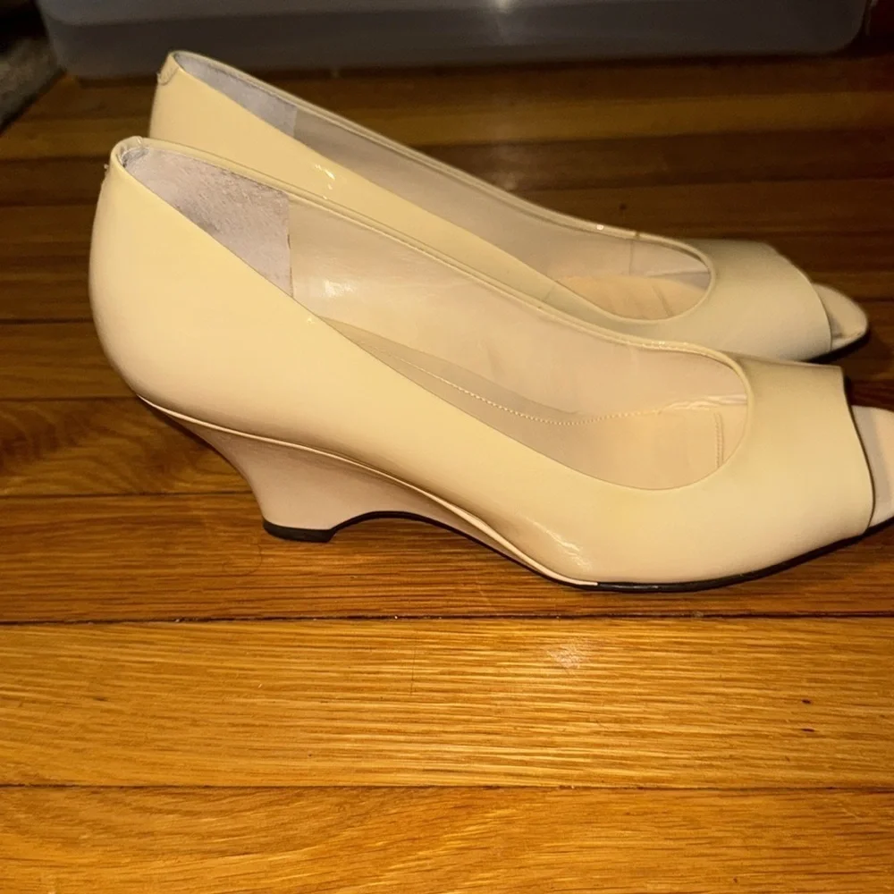 Cream Beige 8.5M Easy Spirit opened Toe Wedge Shoes great condition